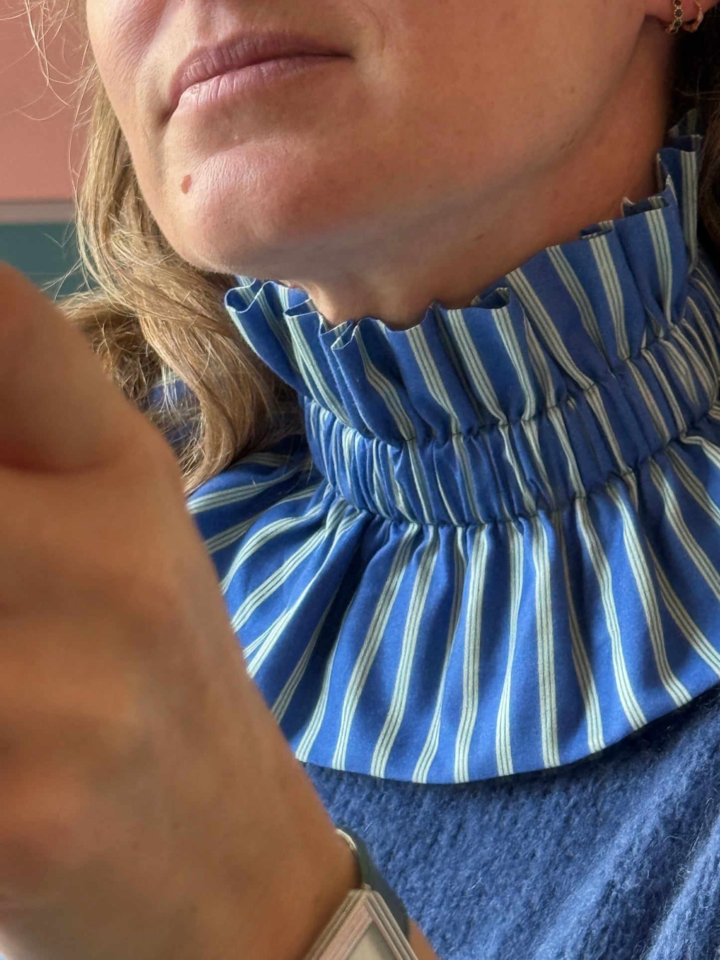 Col léopard satin Bleu klein