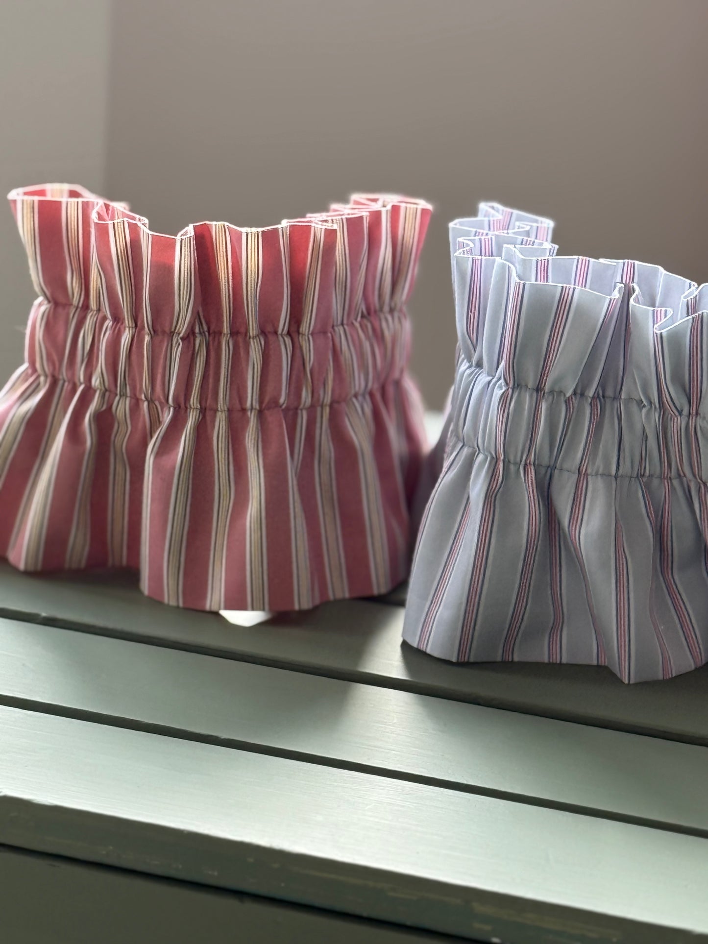 Col gris perle rayures rouges et bleues