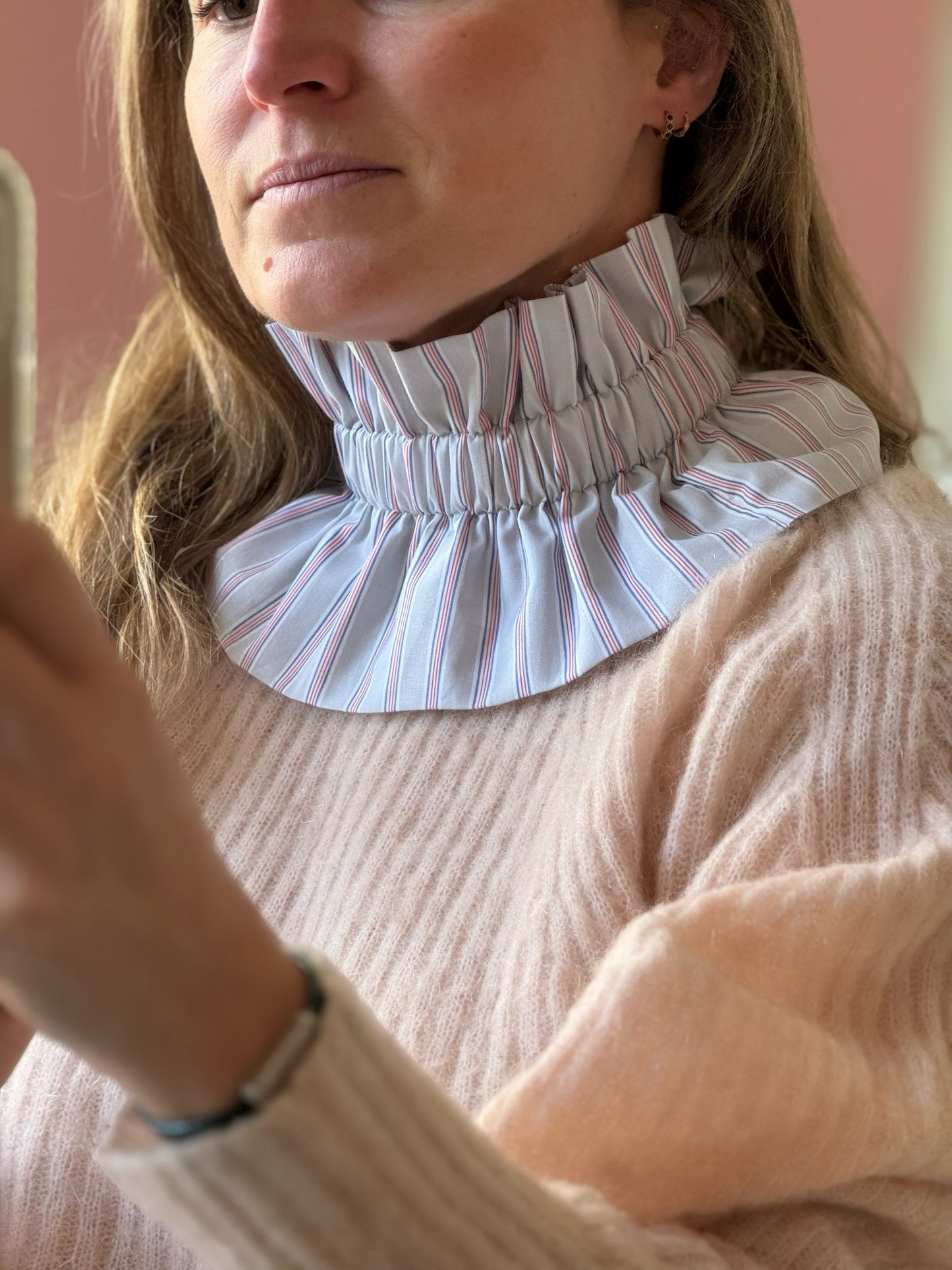 Col gris perle rayures rouges et bleues