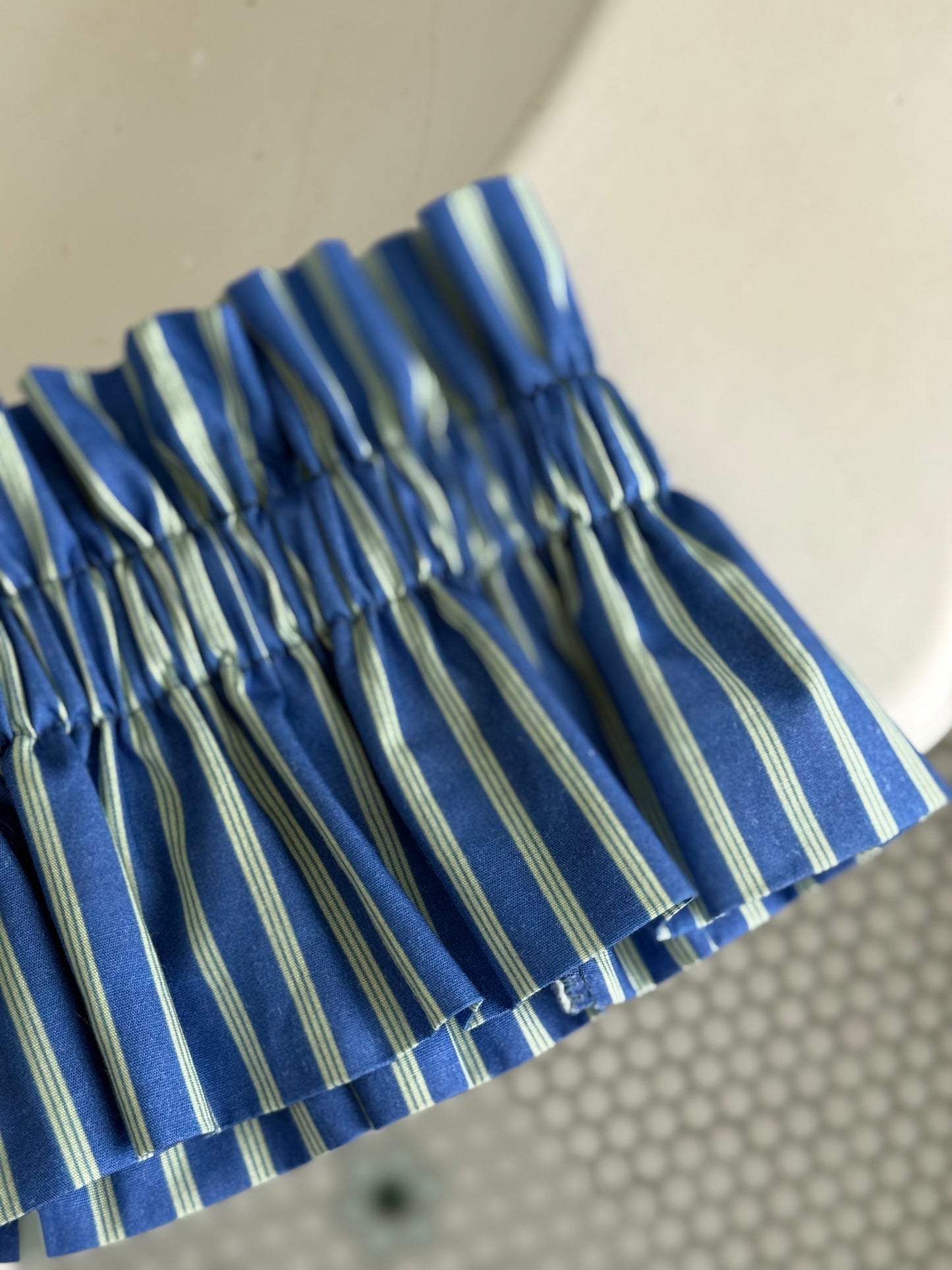 Col bleu rayures vert amande