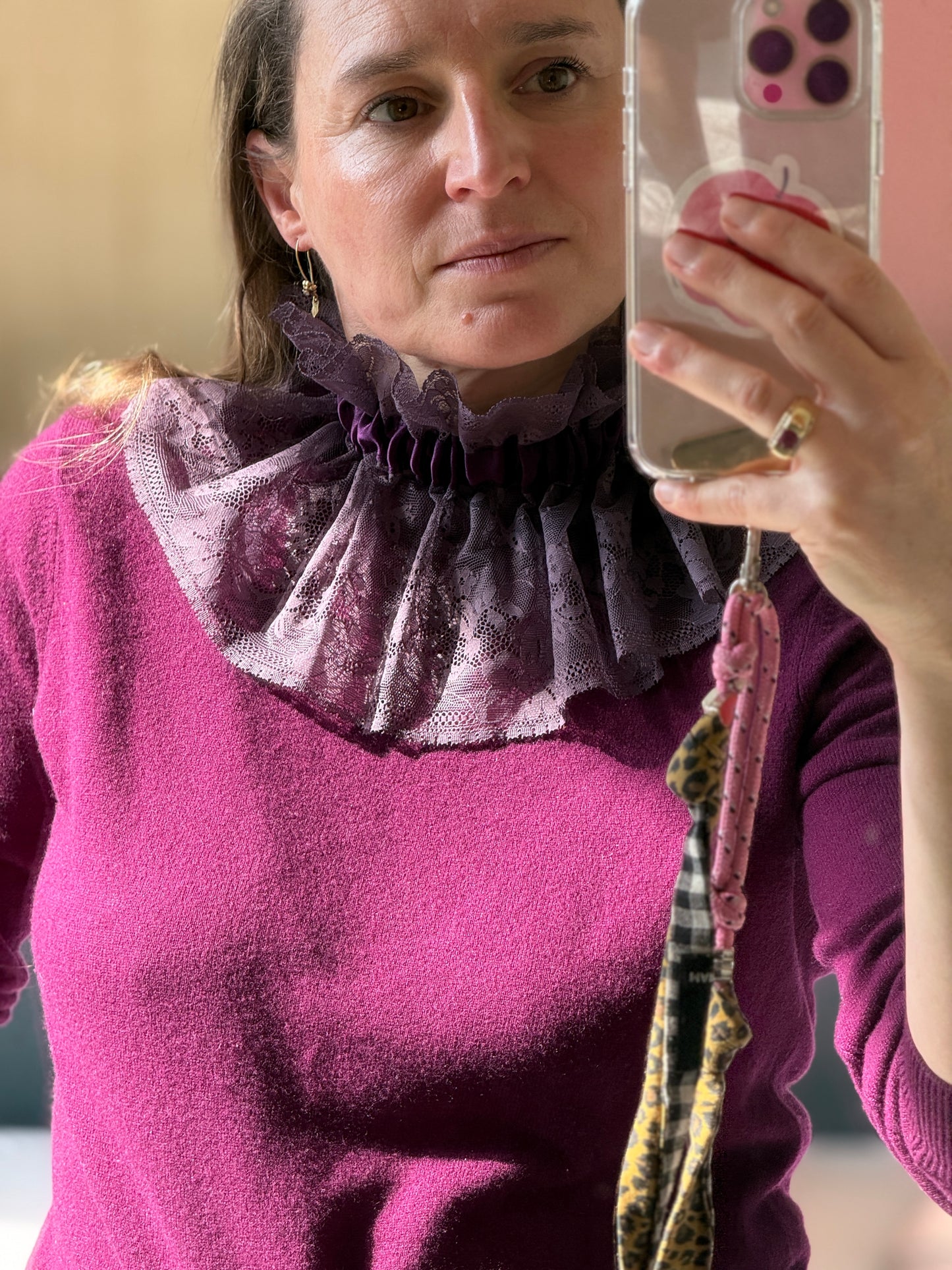 Col dentelle violet