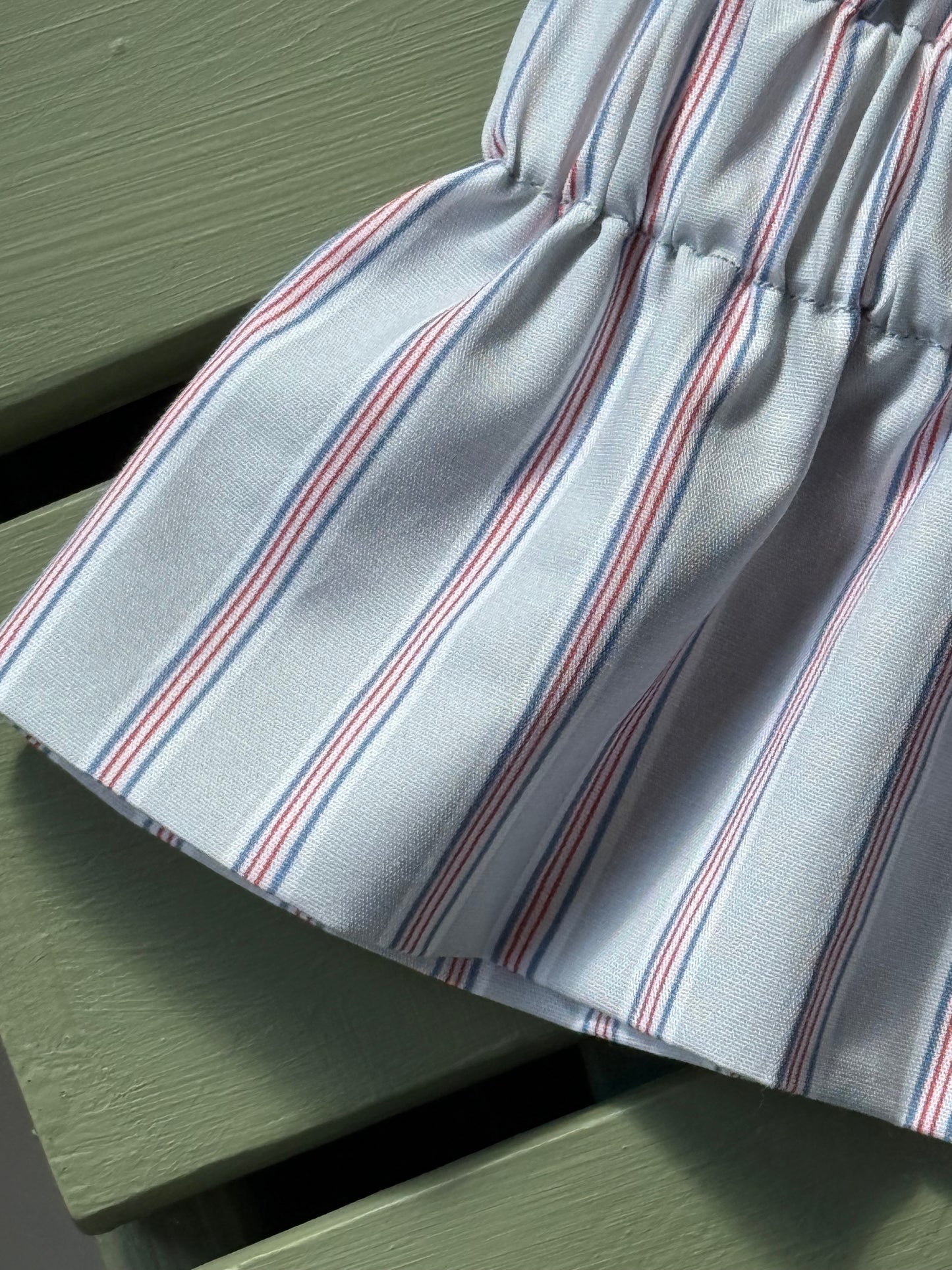 Col gris perle rayures rouges et bleues