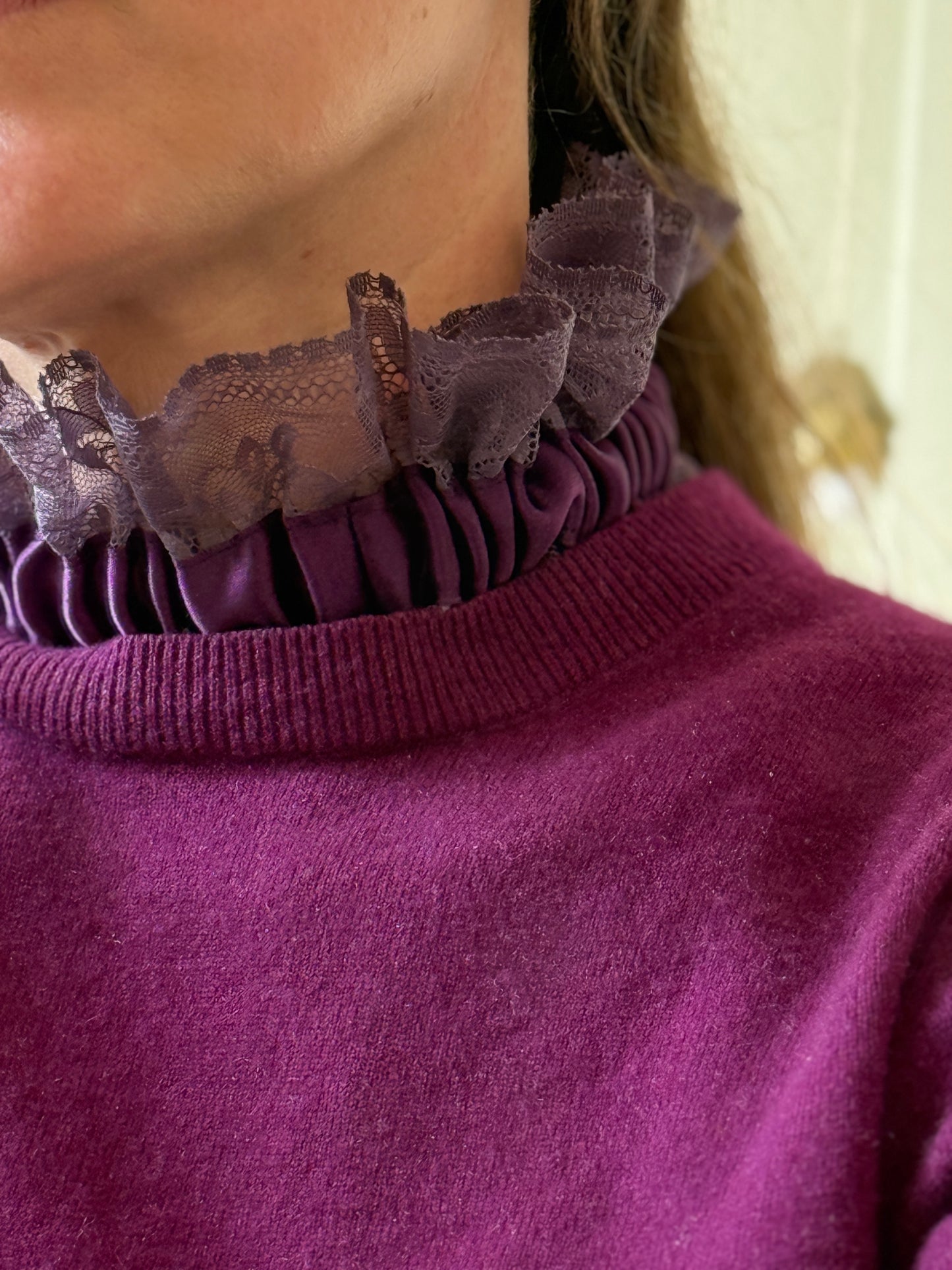 Col dentelle violet