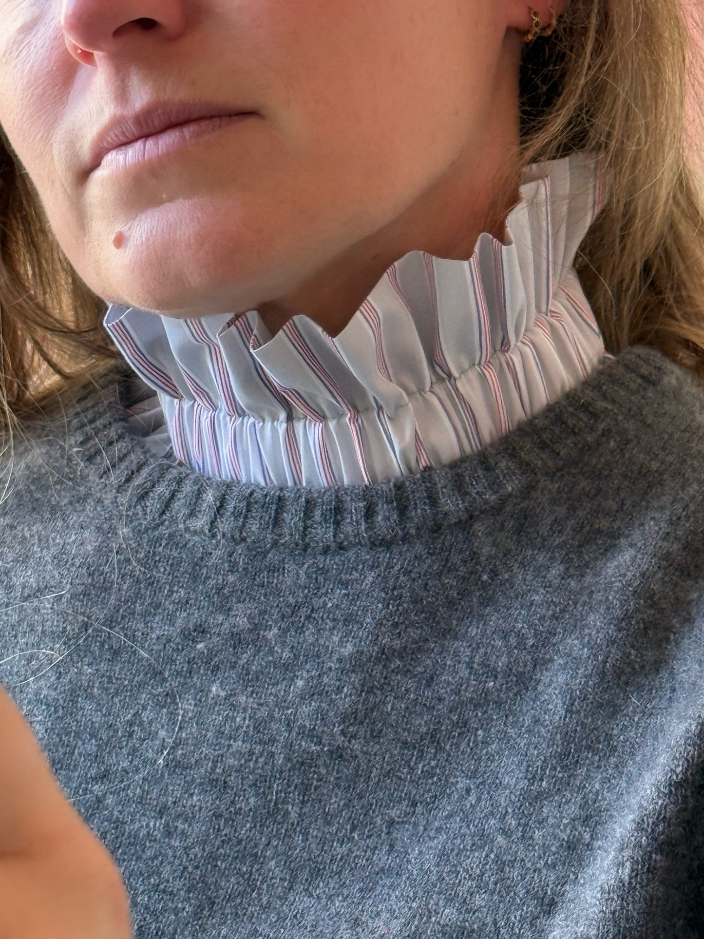 Col gris perle rayures rouges et bleues