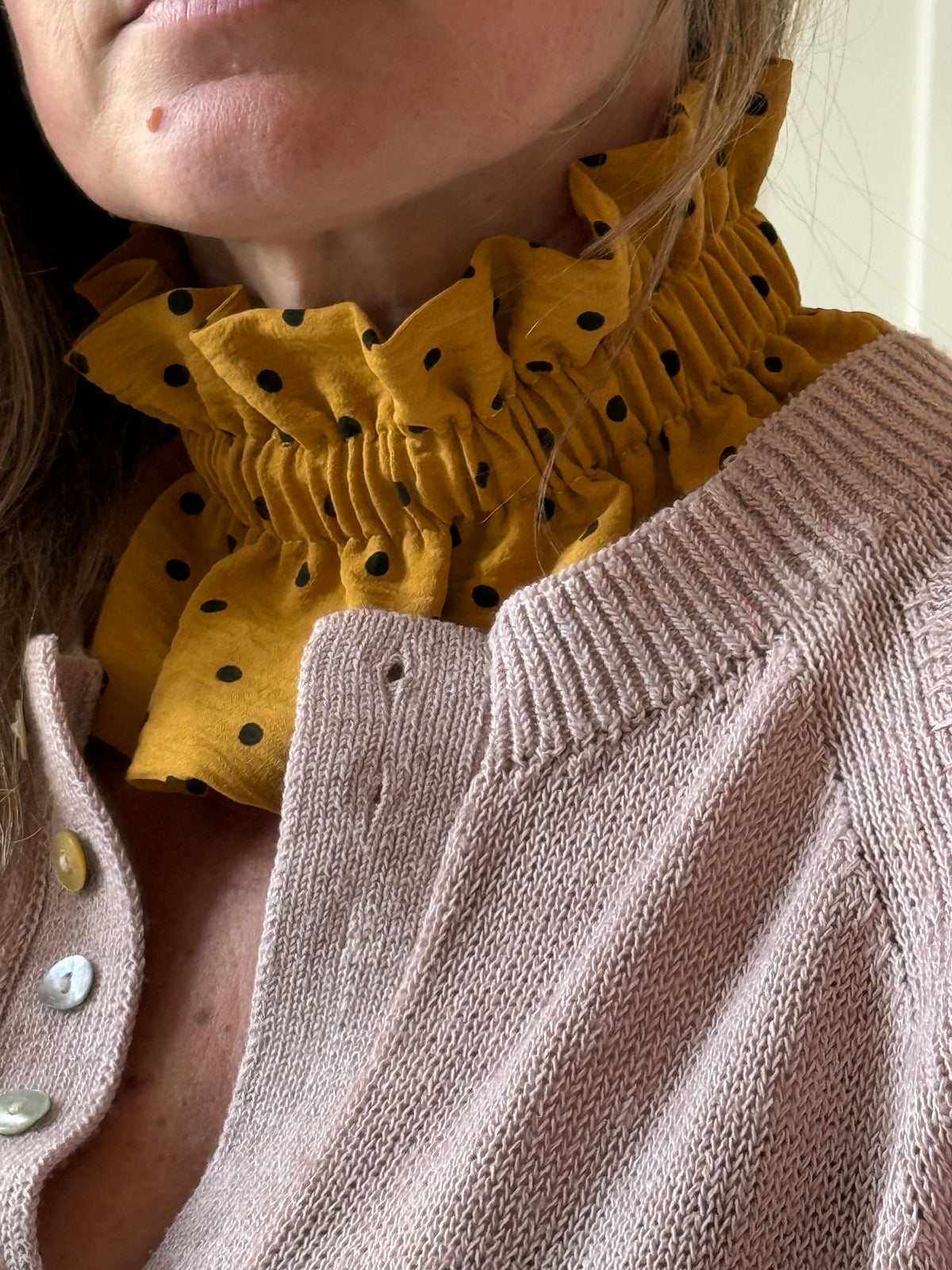 Le Col Amovible en Crêpe Jaune Moutarde et Pois Noirs – Ma Prune Céleste
