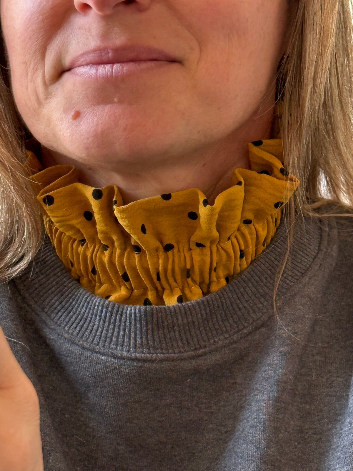 Le Col Amovible en Crêpe Jaune Moutarde et Pois Noirs – Ma Prune Céleste