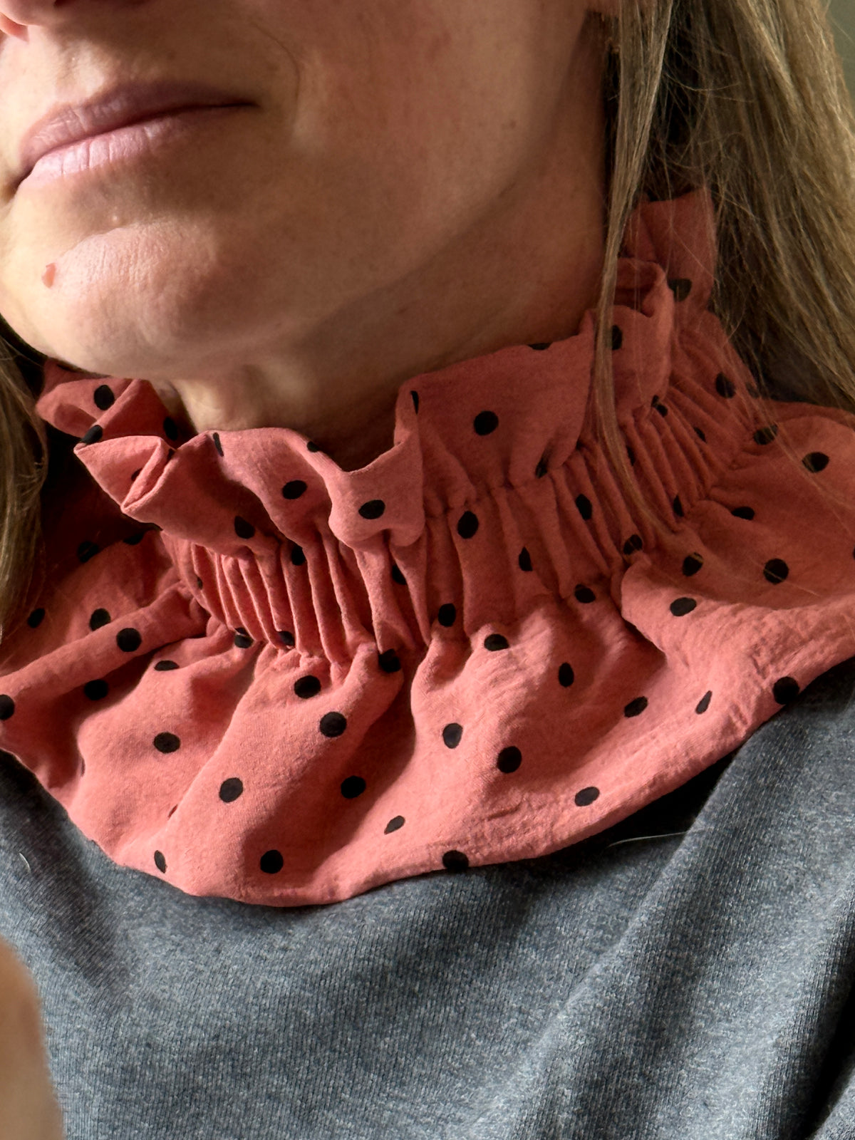 Le Col Amovible en Crêpe Rose Terracotta et Pois Noirs – Ma Prune Céleste