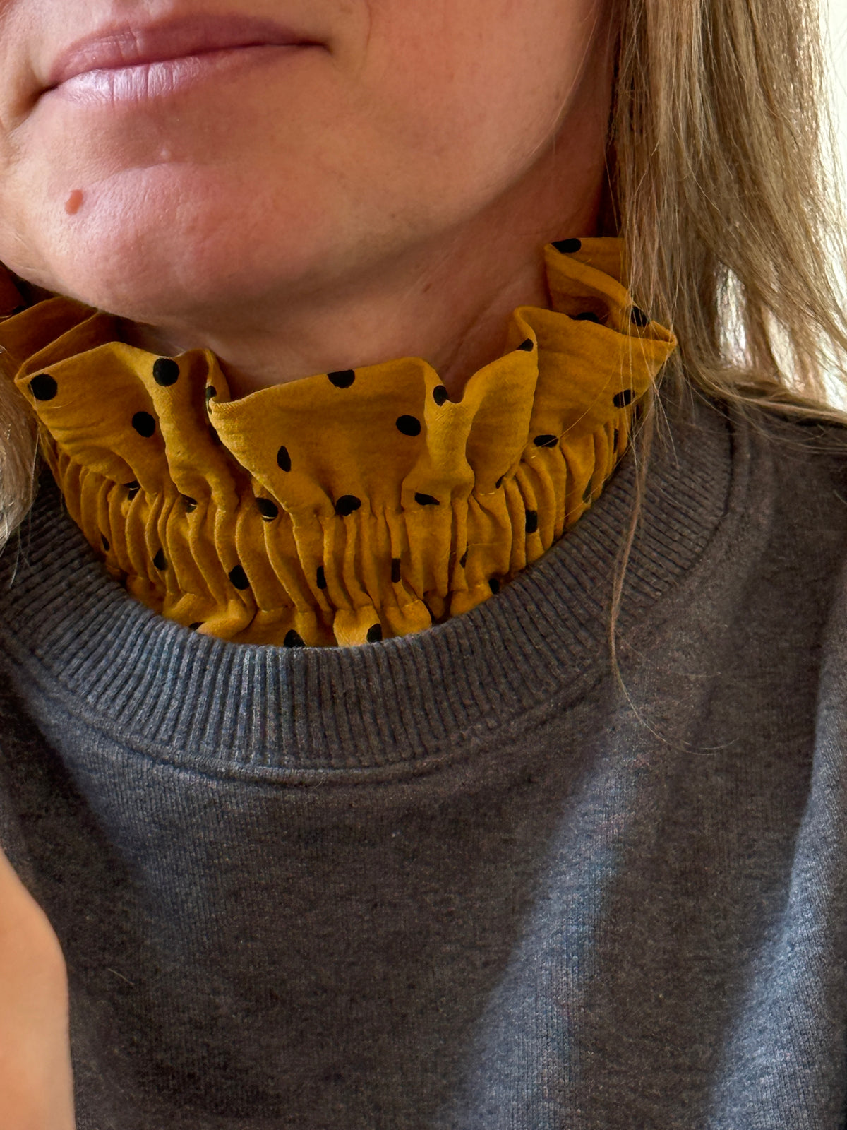 Le Col Amovible en Crêpe Jaune Moutarde et Pois Noirs – Ma Prune Céleste