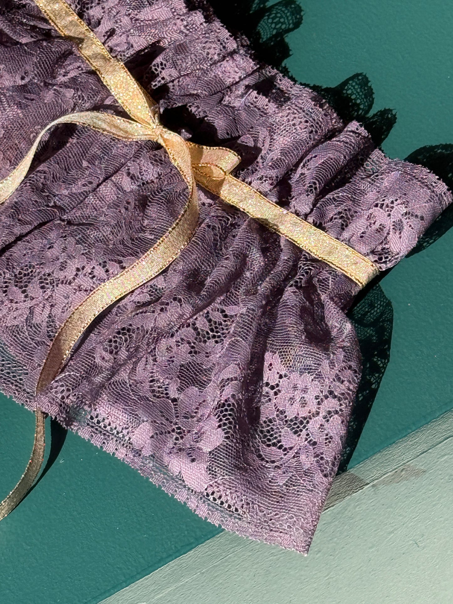 Col dentelle violet