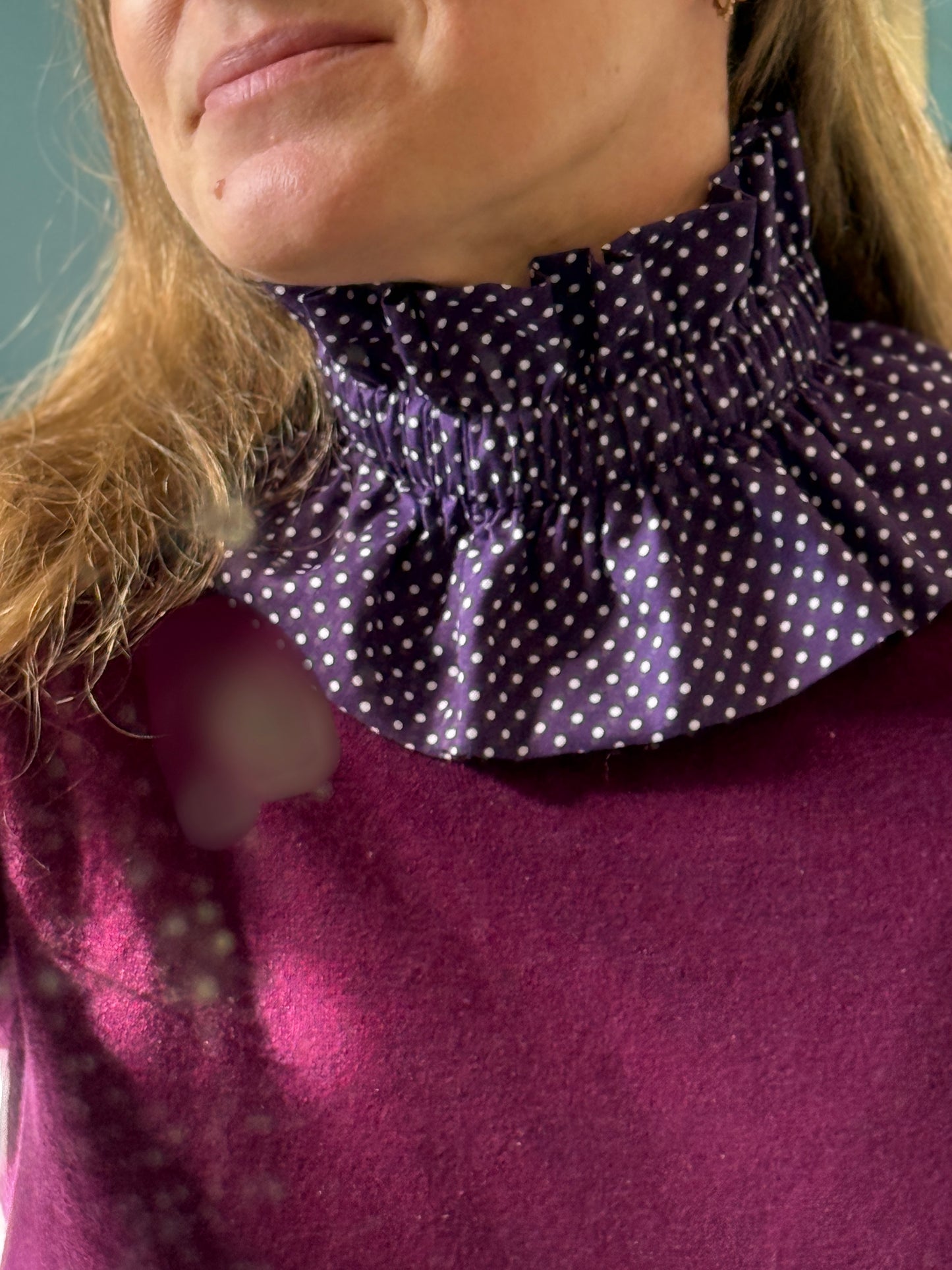 Col à pois violet