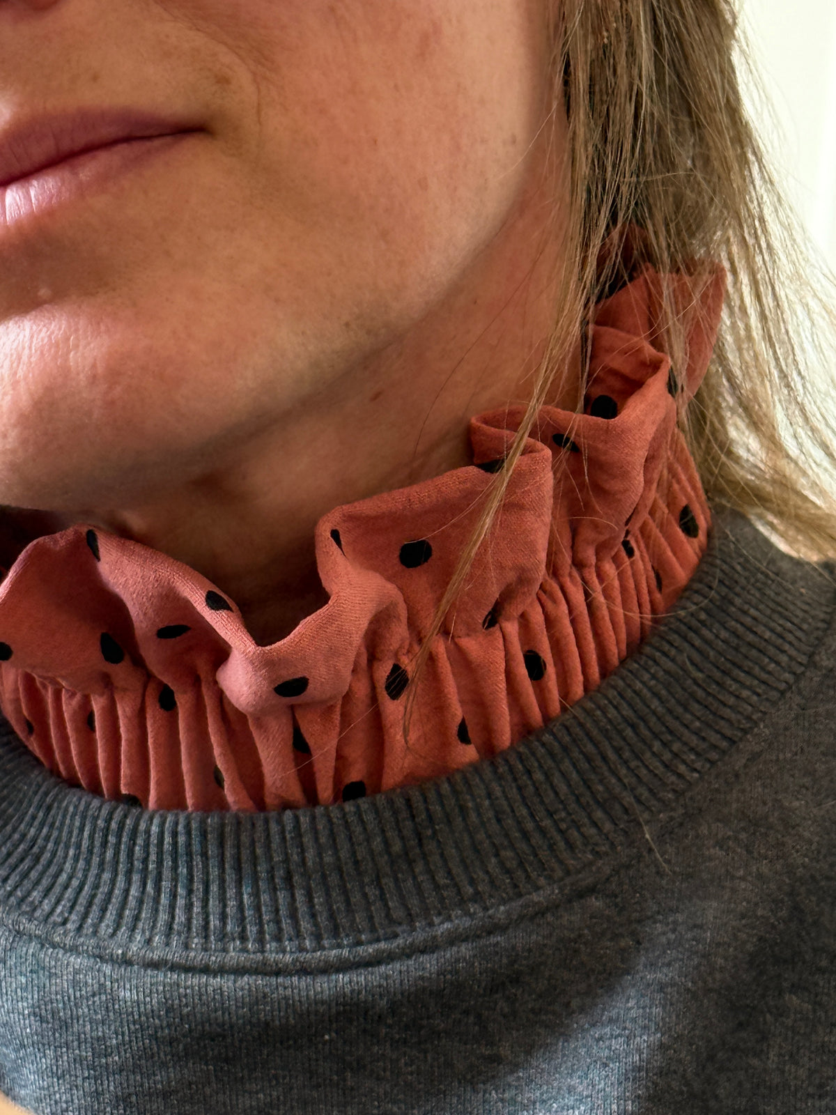 Le Col Amovible en Crêpe Rose Terracotta et Pois Noirs – Ma Prune Céleste