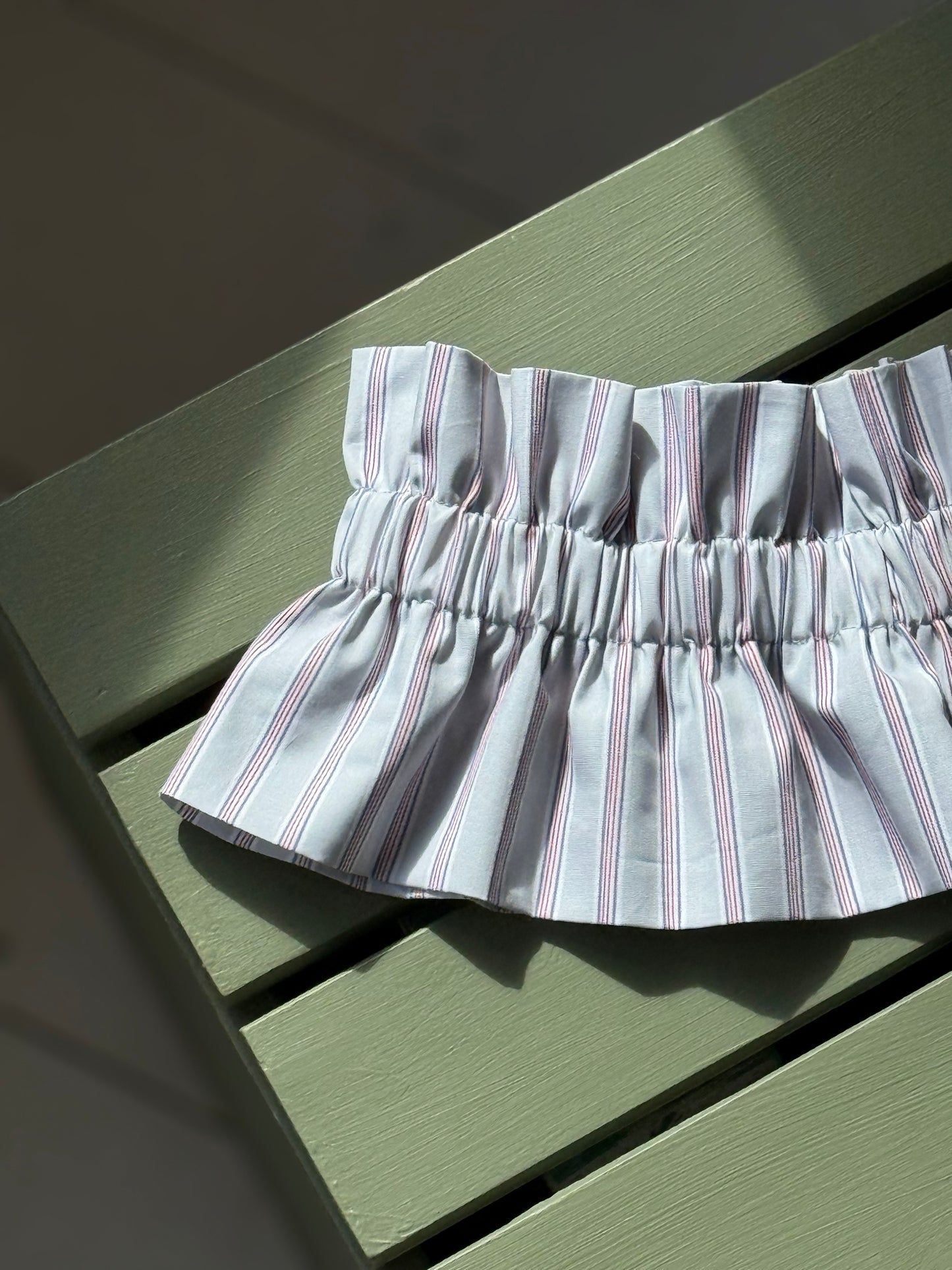 Col gris perle rayures rouges et bleues