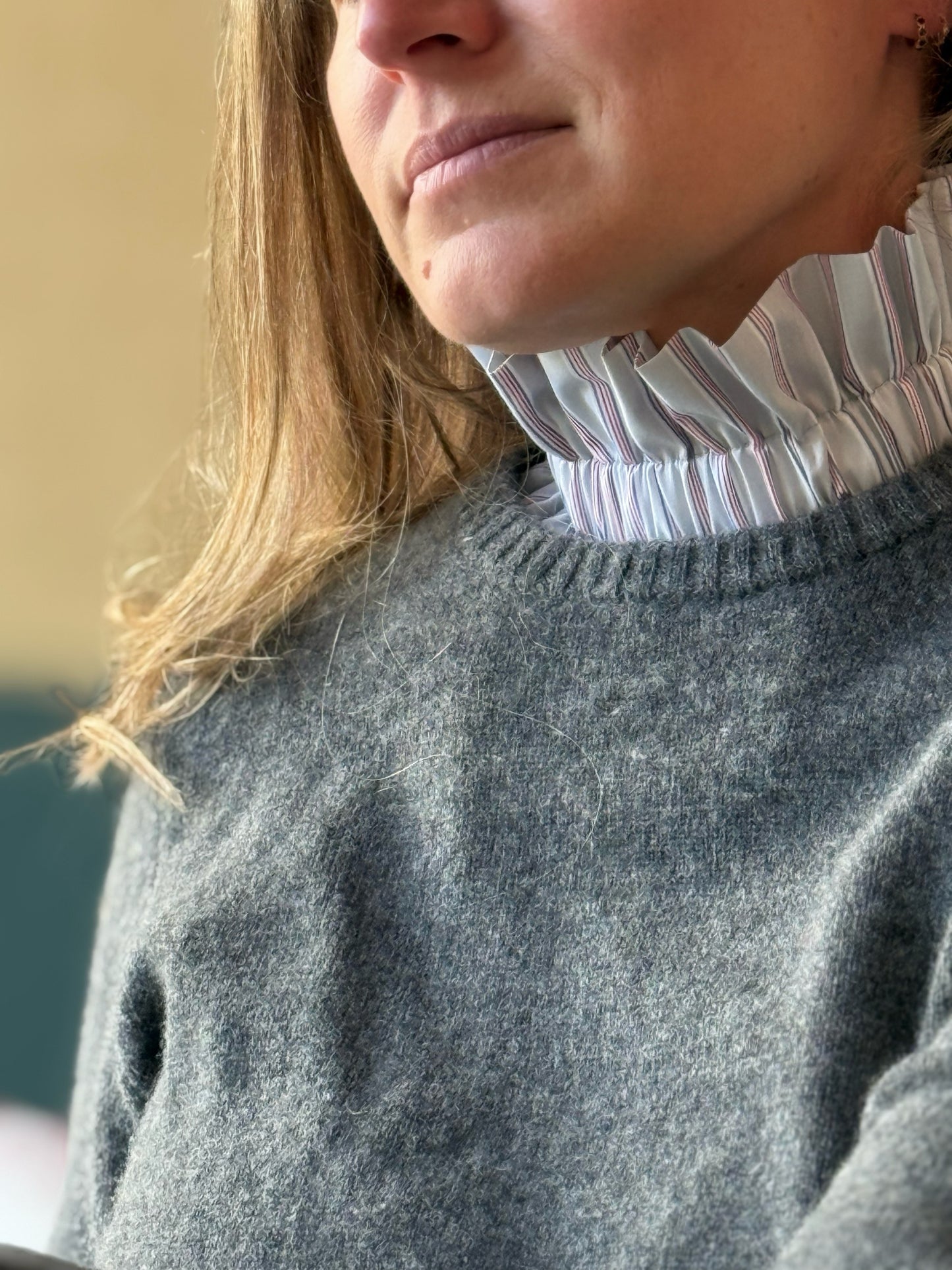 Col gris perle rayures rouges et bleues