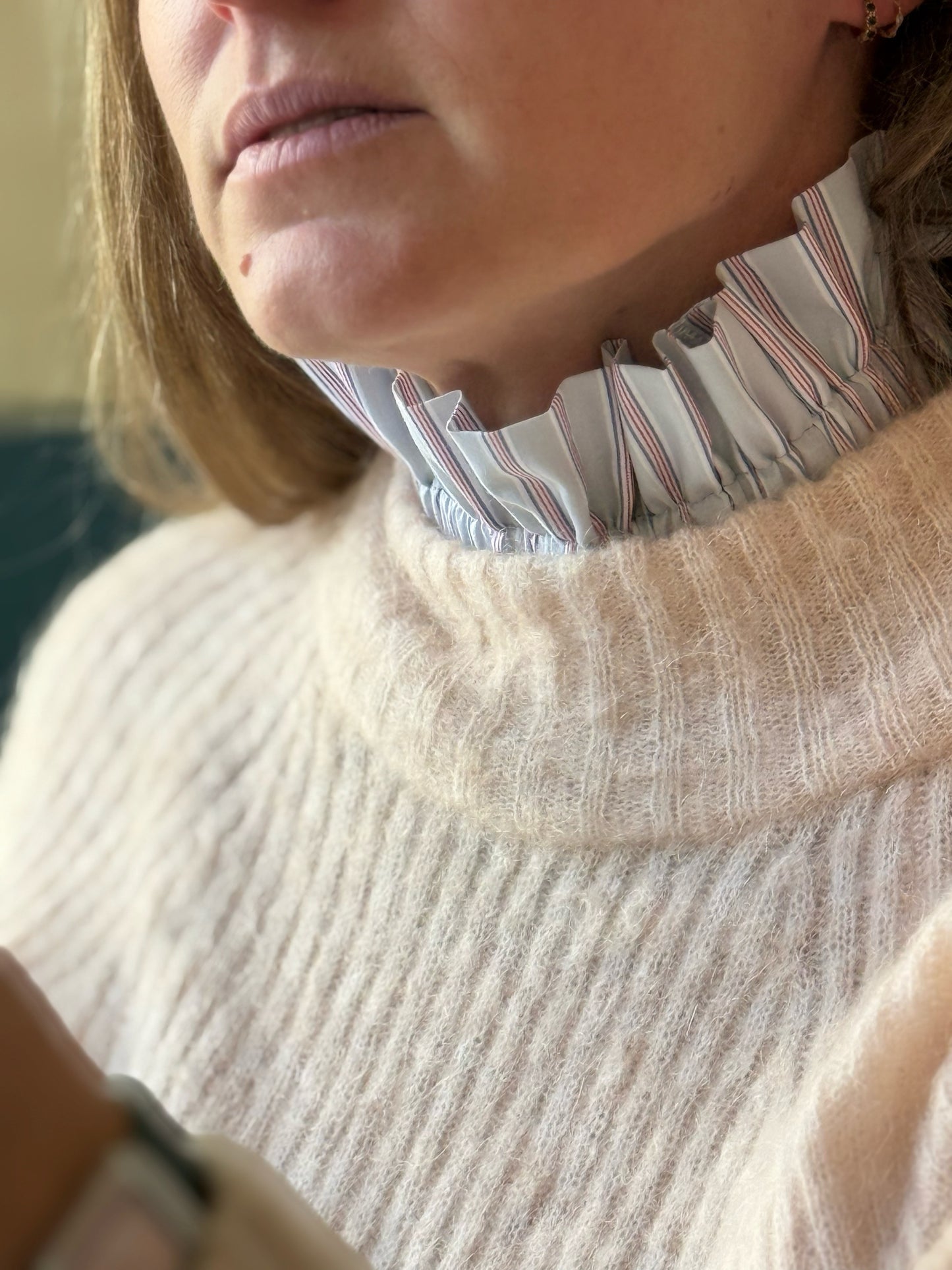 Col gris perle rayures rouges et bleues