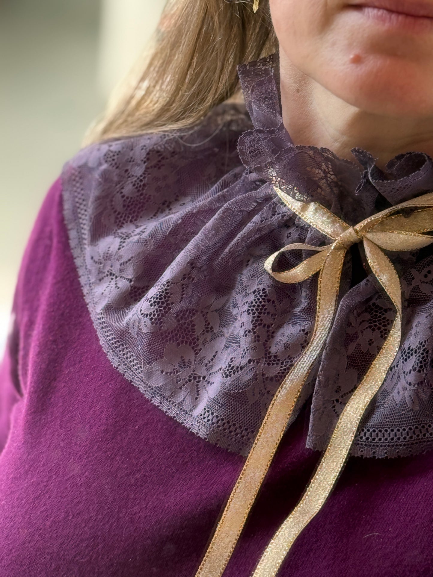 Col dentelle violet