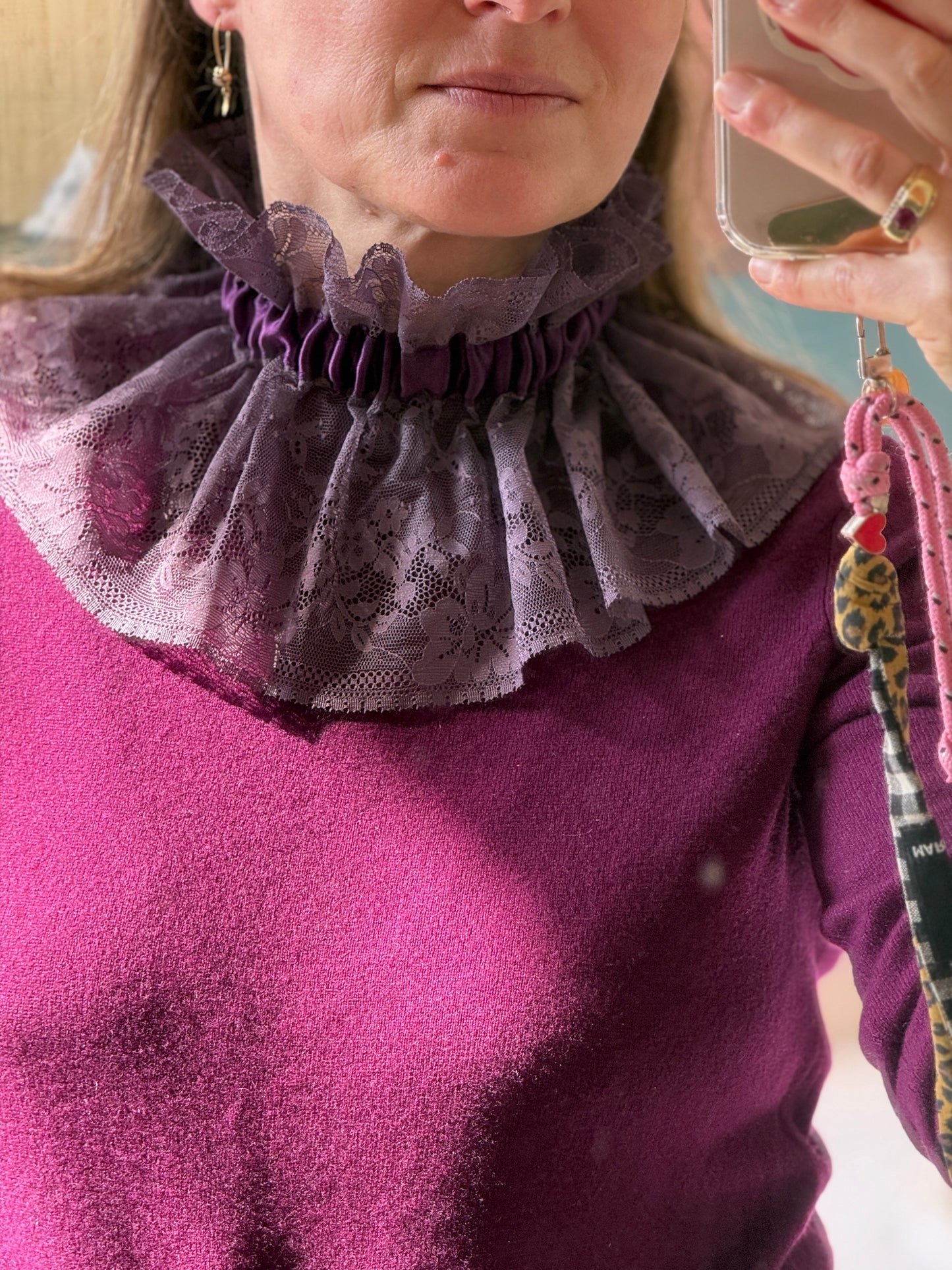 Col dentelle violet