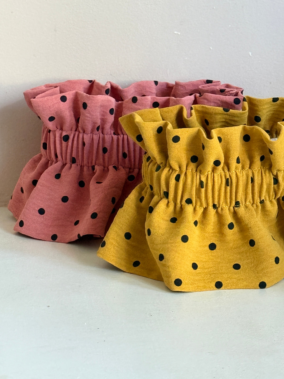 Le Col Amovible en Crêpe Jaune Moutarde et Pois Noirs – Ma Prune Céleste