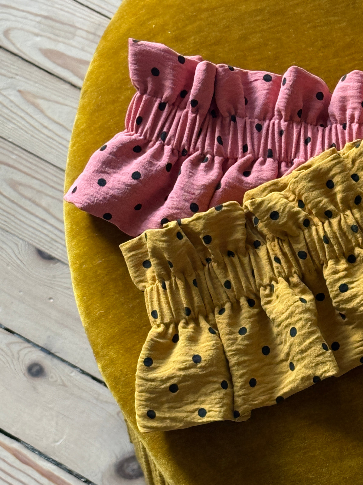 Le Col Amovible en Crêpe Jaune Moutarde et Pois Noirs – Ma Prune Céleste