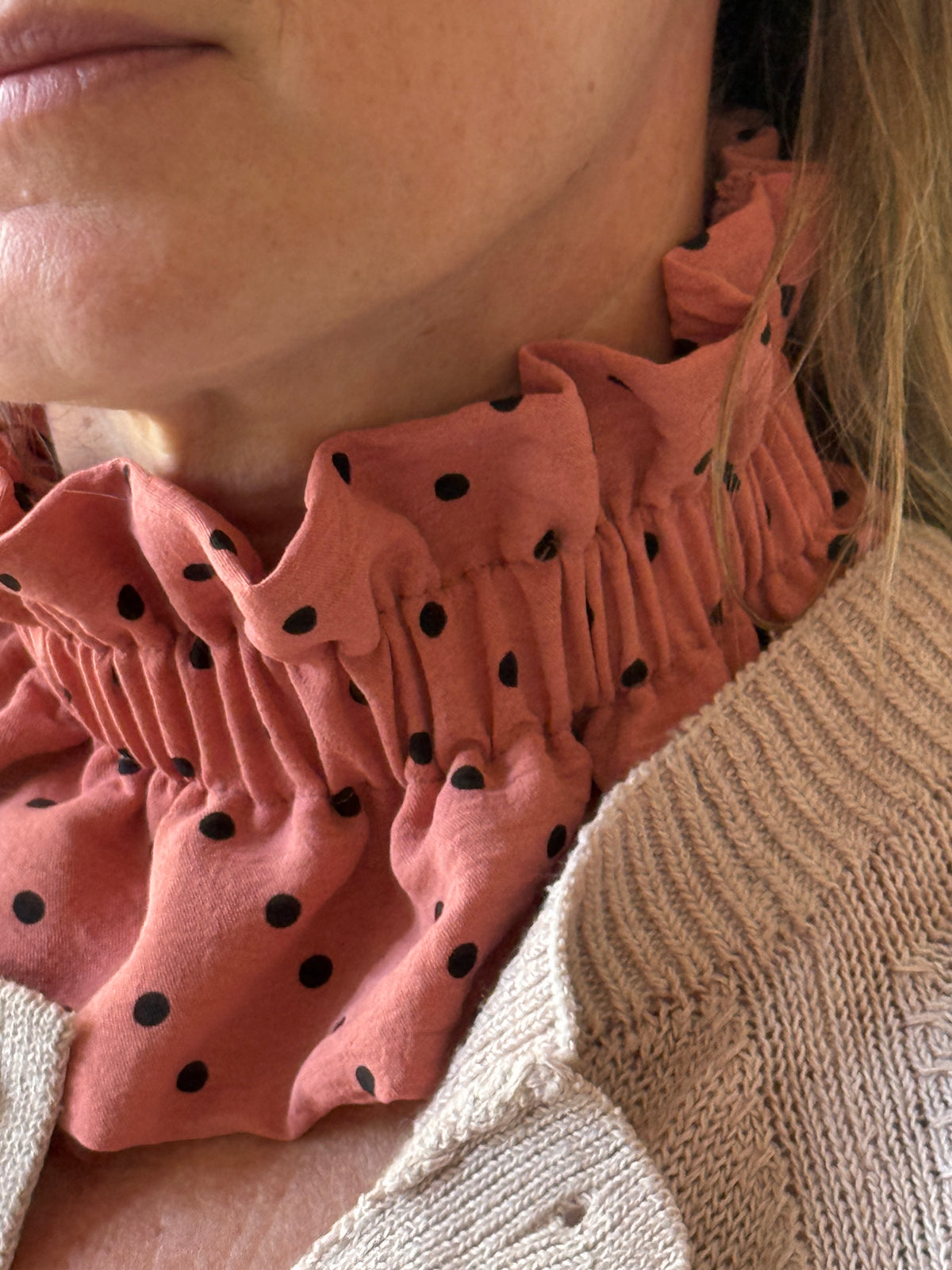 Le Col Amovible en Crêpe Rose Terracotta et Pois Noirs – Ma Prune Céleste
